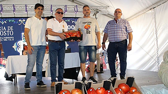 Daniel García Plaza, with the winning box of ‘Huevo Toro’, during the tasting and auction held in Coín.