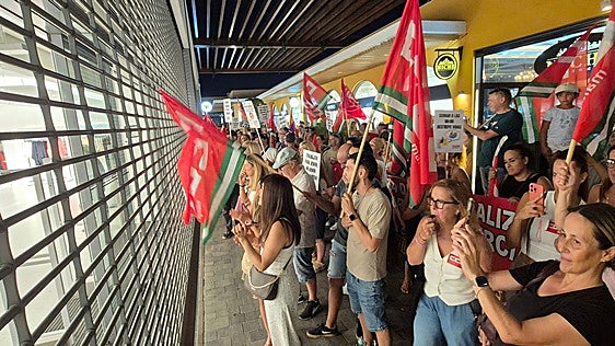 Plaza Mayor shopping centre will not stay open until midnight this Thursday following strike