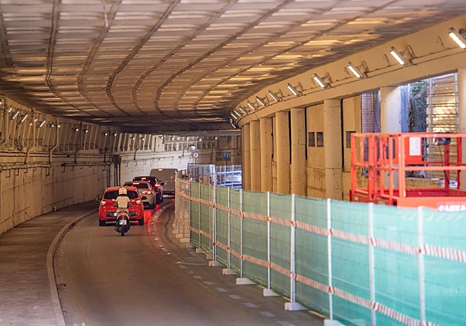 Inside the lower false tunnel.