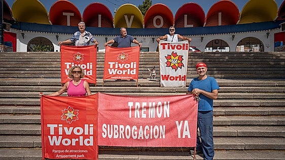 Former Tivoli workers stand guard at closed Benalmádena amusement park gates almost six years on