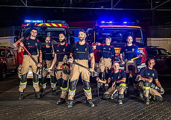 Firefighters from Granada pose in Parque Sur