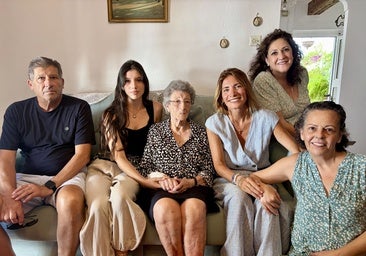 Pepita with her children, some of her family and the mayor of Mijas.
