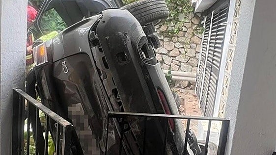 Mijas 112: car crashes into hotel's inner patio