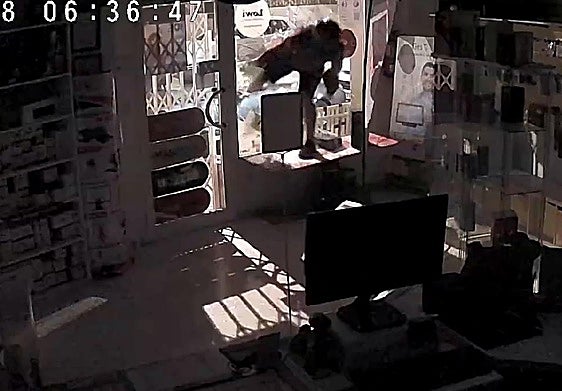 CCTV footage shows thief attempting to burgle several shops in Almuñécar