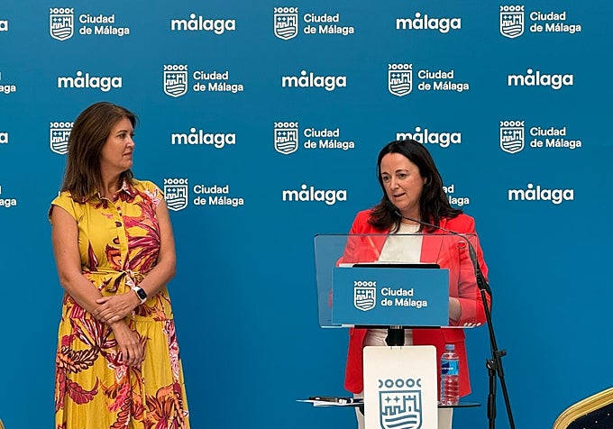 The new spokesperson for the PP party, Carmen Casero, and the councillor for culture, Mariana Pineda, on Tuesday.