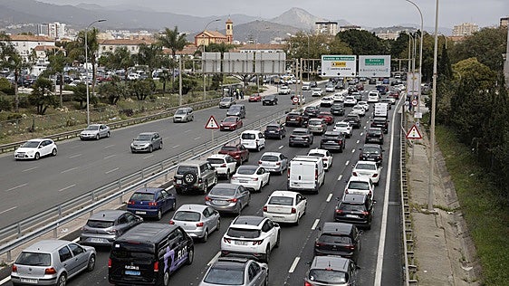 Traffic jams at the entrance to Malaga along Avenida de Andalucía.