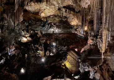 Nerja Cave provides a key clue to solving the 'Dolomite Problem'