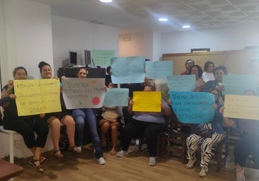 Families from the CEIP Nuestra Señora del Rosario primary school in Benaoján, during the lockdown that began on Tuesday at the Town Hall.