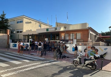 Rally outside Gregorio Marañón School.