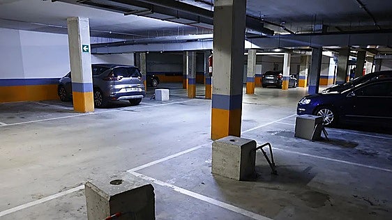 Fuengirola residents battle over 28 centimetres: owner loses part of parking space after communal car park repainting