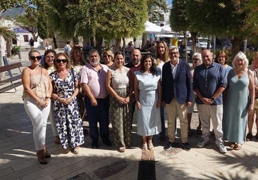 The general secretary of the Malaga PSOE, Josele Aguilar, with the mayoral candidate for Nerja, Patricia Gutiérrez and party members on Wednesday.