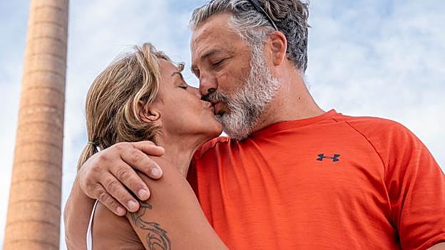 Imagen después - A love story etched on a chimney on a Malaga beach