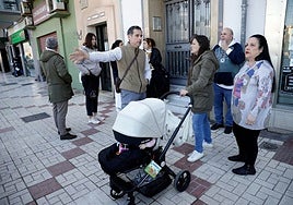 Local Malaga residents during a recent report by SUR.