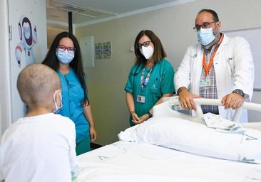 Photo of the team that treated the child at the Materno Infantil hospital in Malaga.