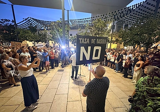 A thousand people protest in Vélez-Málaga against new rubbish collection charge: ‘It’s unjust’