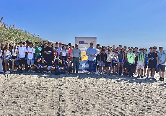 Young volunteers clear 65 kilos of rubbish from Benajarafe coastline