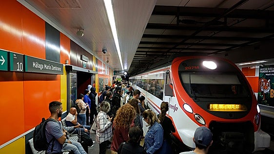 Costa del Sol commuter rail passenger kicks door off its hinges, disrupting service for 20 minutes
