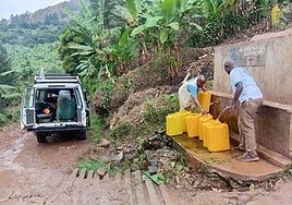 Collecting water in jerrycans during the humanitarian mission in South Kivu, where supply difficulties are also affecting health centres.