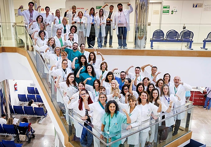 Another photo of the doctors and specialist nurses in the Blue Courtyard at the Clínico.