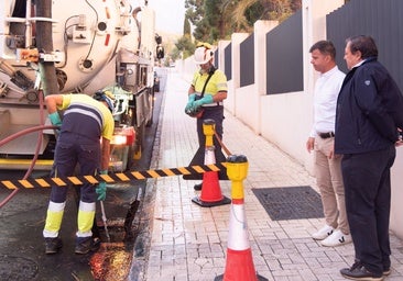 Diego López, the councillor responsible for cleaning, and Fulgencio Díaz, Hidralia’s manager for the Costa del Sol, observe the work.