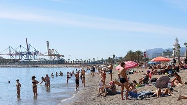 Hundreds of people gathered at La Malagueta beach this Saturday.