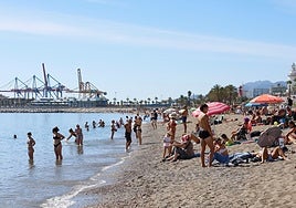 Hundreds of people gathered at La Malagueta beach this Saturday.