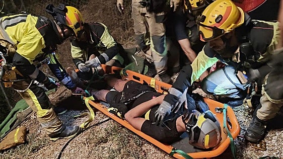 Malaga firefighters rescue young man following fall from 30-metre embankment