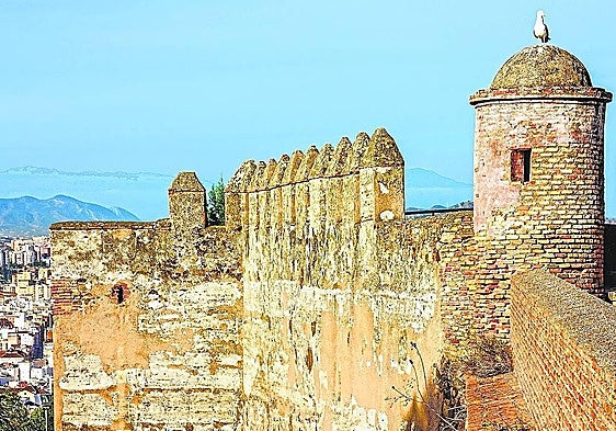 63-year-old man in serious condition after falling from wall at Malaga's Gibralfaro castle