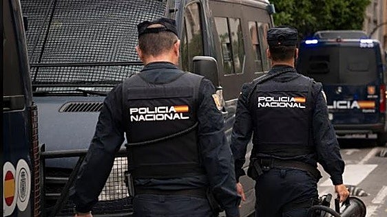 Estepona police arrest three people following raid on drug den