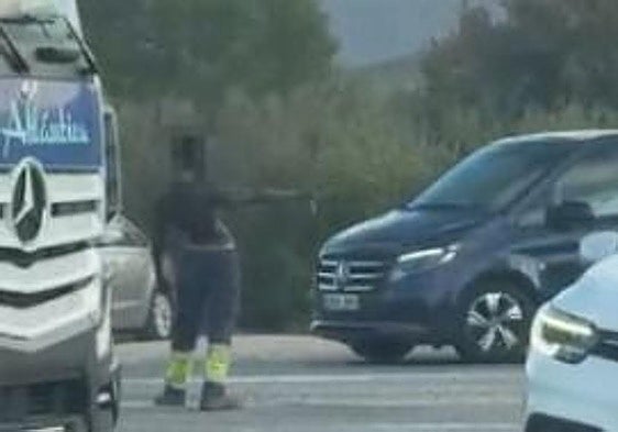 Panic in Teba as man with knife rushes at cars in the middle of the road