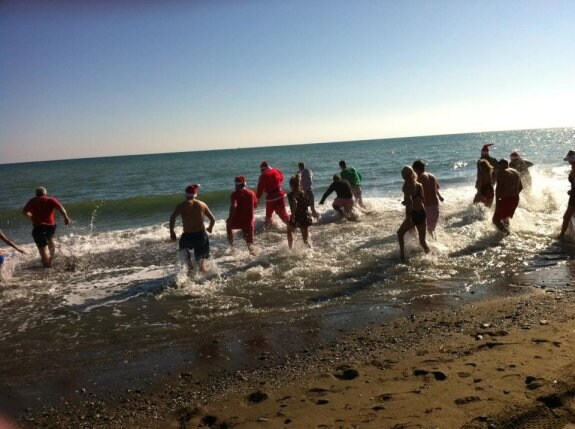 The 16 swimmers, among them Santa Claus, braved the chilly water. :: SUR