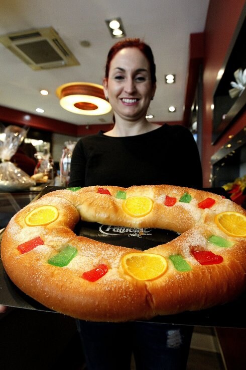 A shop assistant with a typical 'roscón de Reyes'. 