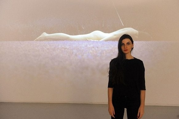 Ros, beside the projection 'No quiero saber si el color rojo es antes o después'.