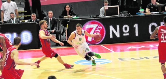Gavel attempts to block Nedovic's advances