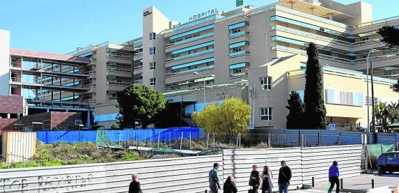 Even though the new wing still isn't finished, the hospital continues to work well, say bosses.