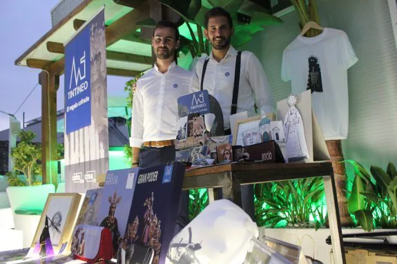 Francisco Gutiérrez and Daniel Escalona with their products.