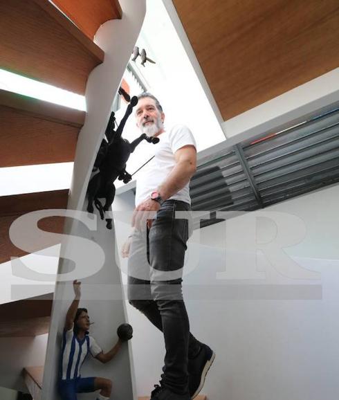 The spiral staircase with sculptures by Chema Lumbreras.