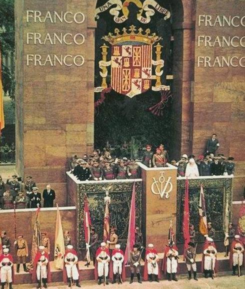Franco beneath the triumphal arch for the ‘Desfile de la Victoria’.