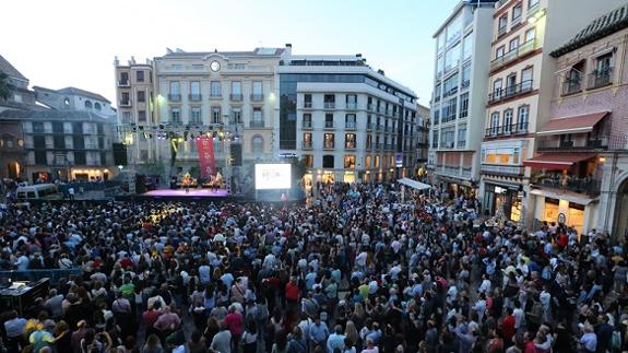 Álex Ubago's concert in the Plaza de la Constitución was one of the many music events that drew huge crowds on the night.