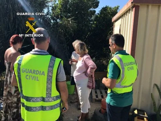 Guardia Civil officers detaining the British couple, who had been on the run for a year, in Cártama.