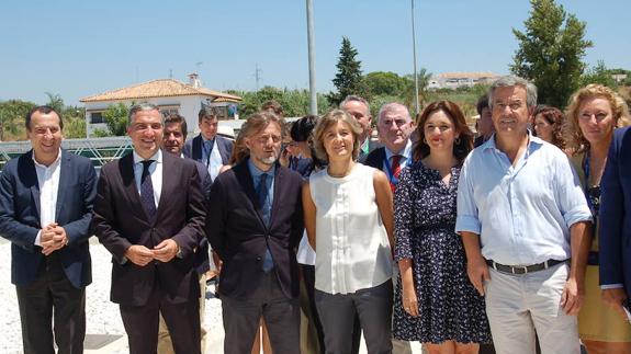 Environment minister Isabel García Tejerina (centre) with officials in Estepona.