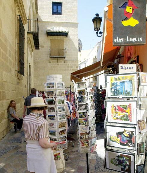 Tourists rarely buy picture postcards to send to their families. 