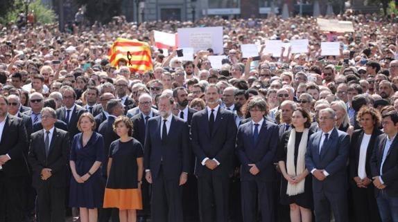 King Felipe with members of the national, regional and local governments in the Plaza de Catalunya on Friday.