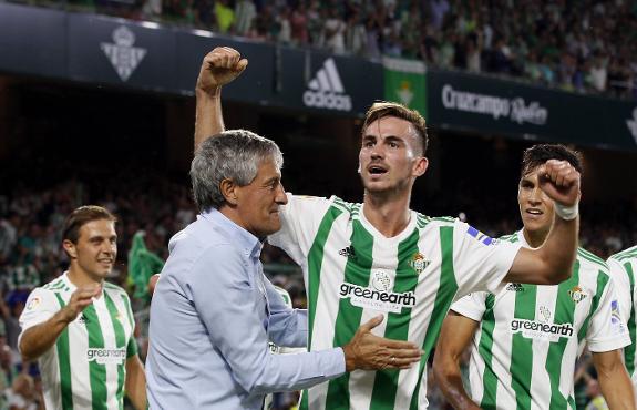 Quique Setién has brought excitement back to Real Betis. :: EFE