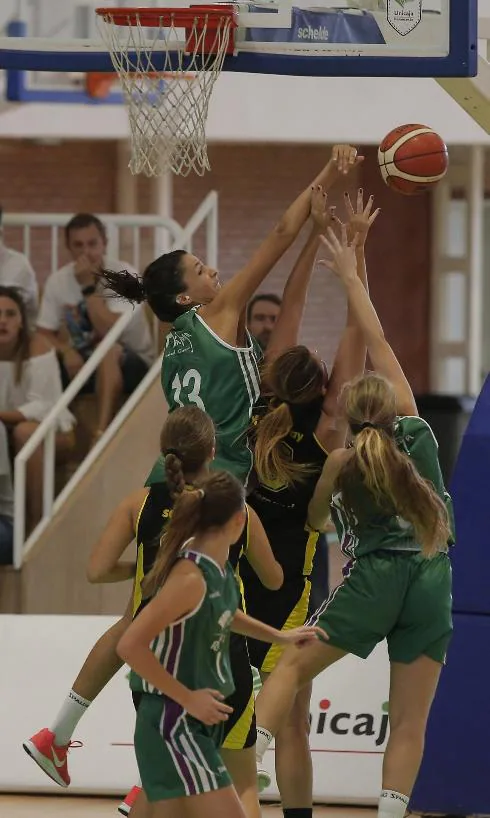 Party atmosphere for Unicaja Femenino's debut