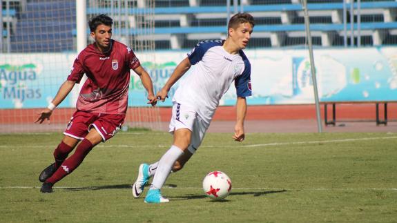 Corpas dribbles the ball past ex-Marbella man Álex Herrera.