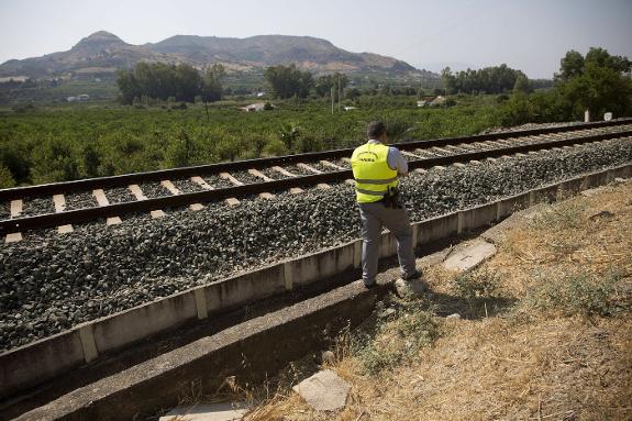 Lucía's body was found near the train tracks in Pizarra. :: Efe