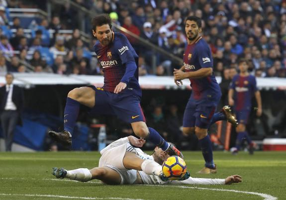 Kovacic had a torrid time of it against Messi. :: EFE