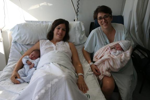 Rocío Toledo and Estrella Morales, with Álvaro and Julia, in the Hospital Materno Infantil in Malaga on 1 January.