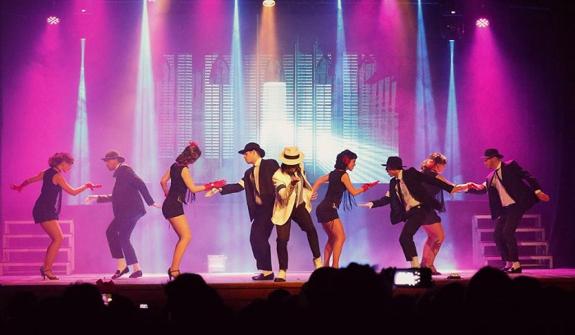 The Jackson Dance Company tribute offers the concept of one of Michael Jackson's live concerts.